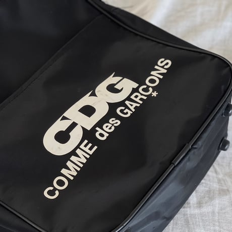 cdg comme des garçons logo shoulder bag