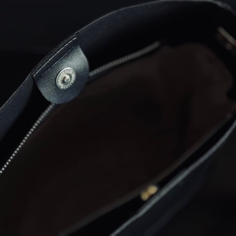 【import factory sample】 leather shoulder bag black