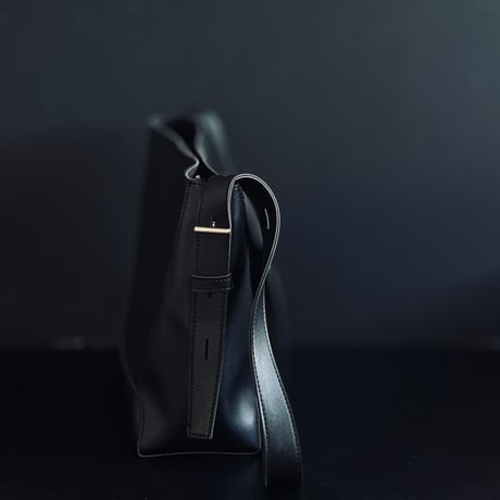 【import factory sample】 leather shoulder bag black