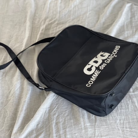 cdg comme des garçons logo shoulder bag