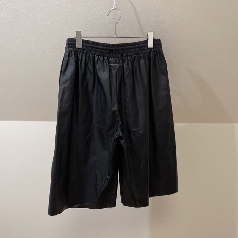 パンツ MM6 Maison Margiela fake leather shorts MM6 Maison Margiela Faux Leather Short Pants - Black | Garmentory