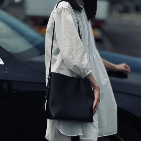 【import factory sample】 leather shoulder bag black