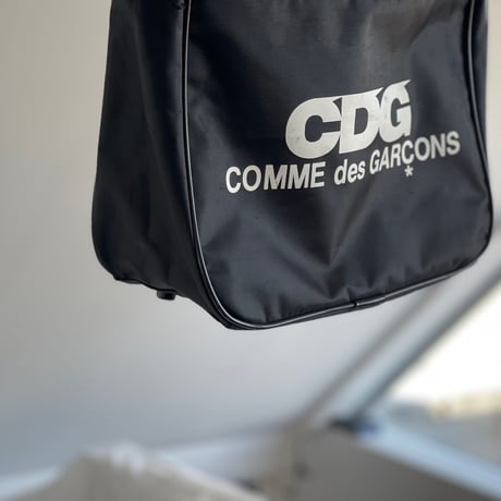 cdg comme des garçons logo shoulder bag