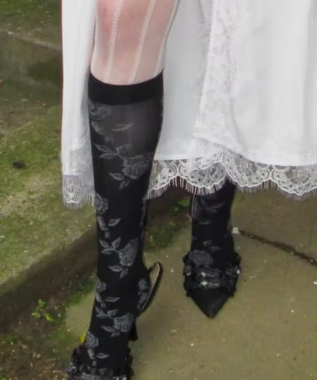 Antique Rose SHEER SOCKS（IVORY / BLACK）