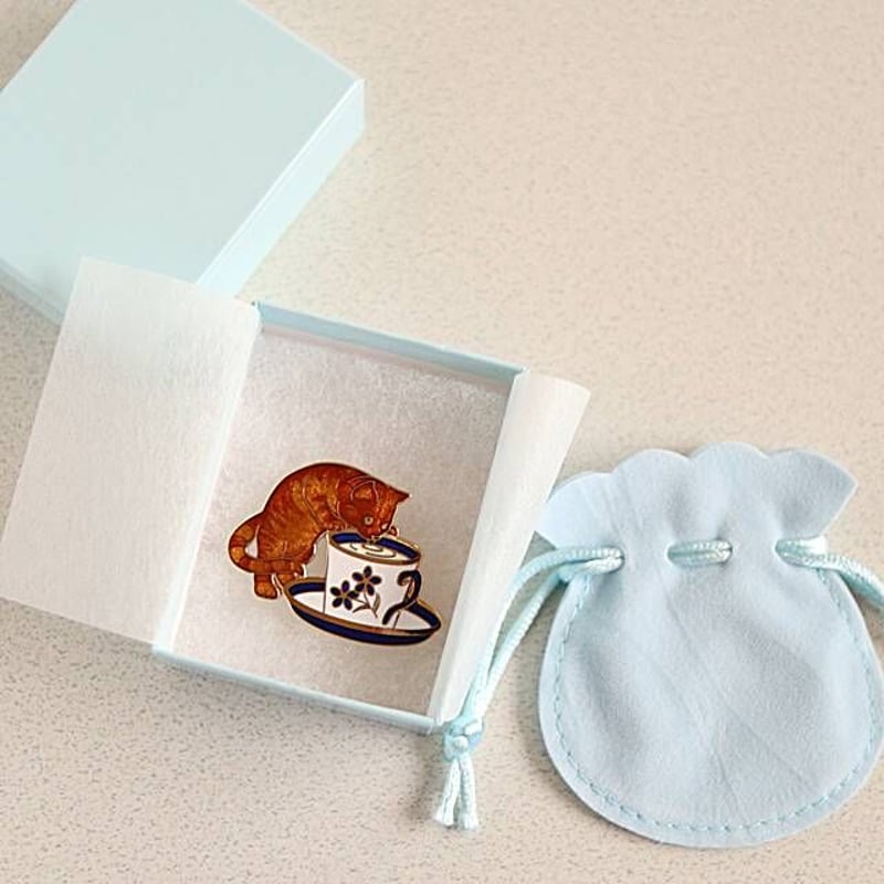 エナメル（七宝）ブローチ・カップ猫 （02-305） | 猫雑貨店 ラ