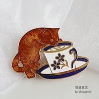 エナメル（七宝）ブローチ・カップ猫 （02-305）