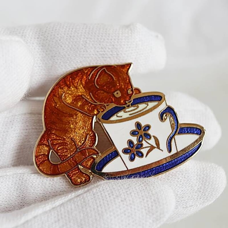 エナメル（七宝）ブローチ・カップ猫 （02-305） | 猫雑貨店 ラ