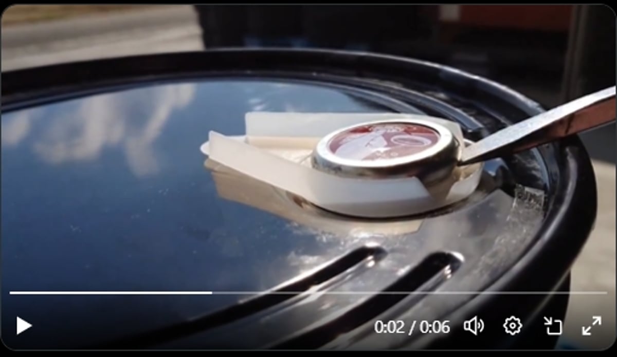 オイル缶のキャップの開け方。 | LOVCAモーターオイル