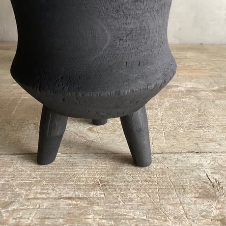 Alocasia Antoro Velvet with with Legs Woodpot (アロカシア・アントロヴェルヴェット/脚付ウッドポットつき)