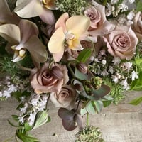 お届け日指定あり：季節のお花・おまかせアレンジR (*中国/四国地方を除く本州地域・期間限定 7月1日〜7月29日着の配達指定でお受付け致します。)