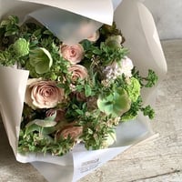 お届け日指定あり：季節のお花・おまかせブーケR (*中国/四国地方を除く本州地域・期間限定 7月1日〜7月29日着の配達指定でお受付け致します。)