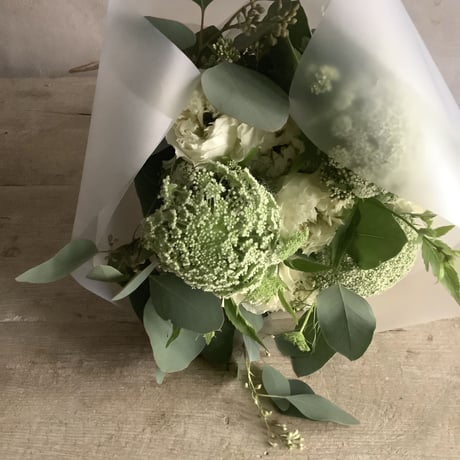 お届け日指定あり：季節のお花・おまかせブーケL (*中国/四国地方を除く本州地域・期間限定 7月1日〜7月29日着の配達指定でお受付け致します。)