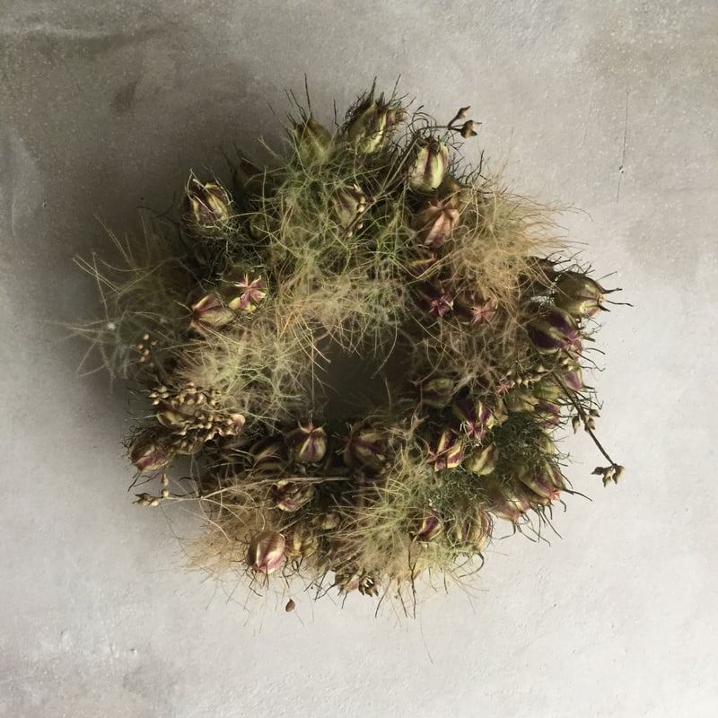 森の幻想的なスモークツリーとニゲラ、ルリタマアザミのナチュラルリース fit=scale-down,w=1200