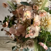 お届け日指定あり：季節のお花・おまかせブーケ EX (*中国/四国地方を除く本州地域・冬季限定 2026年3月24日〜4月31日着　＊販売終了)