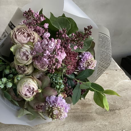 お届け日指定あり：季節のお花・おまかせブーケR (*中国/四国地方を除く本州地域・期間限定 7月1日〜7月29日着の配達指定でお受付け致します。)