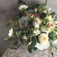 お届け日指定なし：季節のお花・おまかせアレンジ L (*中国/四国地方を除く本州地域・期間限定 7月21日〜8月10日着) 🌟お届け日の指定はできません。期間内でご注文順の発送になります。