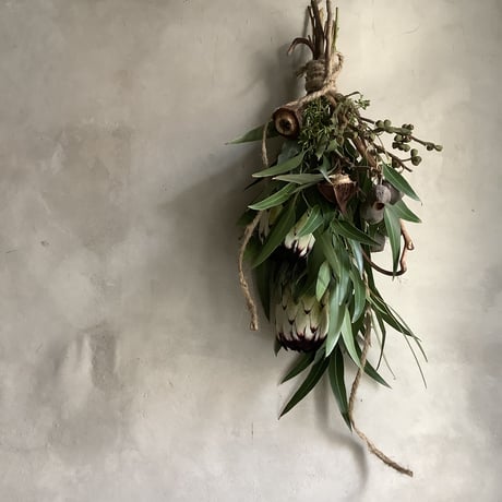 Protea Niobe  & Eucalyptus Swag (プロテア・ニオべとユーカリのスワッグ)