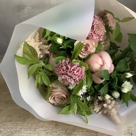 お届け日指定あり：季節のお花・おまかせブーケR (*中国/四国地方を除く本州地域・期間限定 7月1日〜7月29日着の配達指定でお受付け致します。)