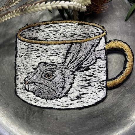 うさぎのマグカップ（ブローチ）　茶色の目　左向き