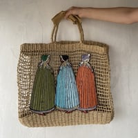 籠バック 3人のコートの女たち