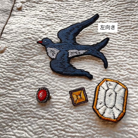 鳥のブローチ　紺色