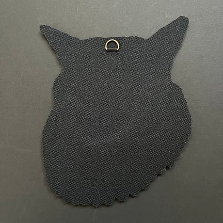 エリザベスカラーをつけた猫