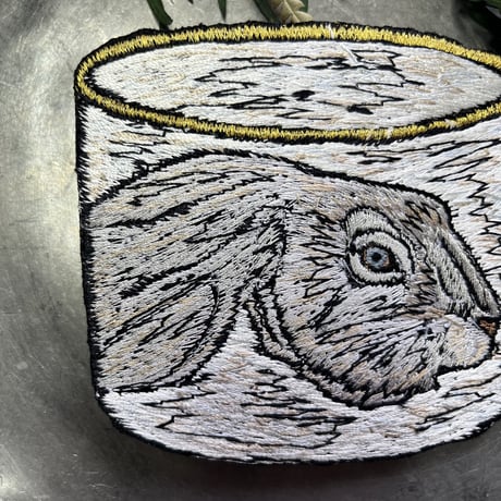 うさぎのマグカップ（ブローチ）青い目
