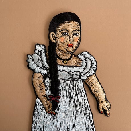水色のネグリジェをきた少女