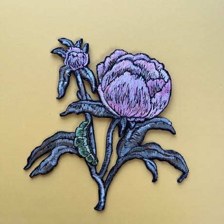 イモムシと花