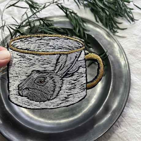 うさぎのマグカップ（ブローチ）　茶色の目　左向き