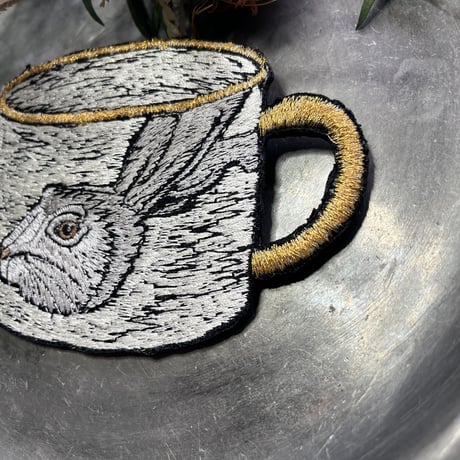 うさぎのマグカップ（ブローチ）　茶色の目　左向き