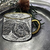 うさぎのマグカップ（ブローチ）青い目