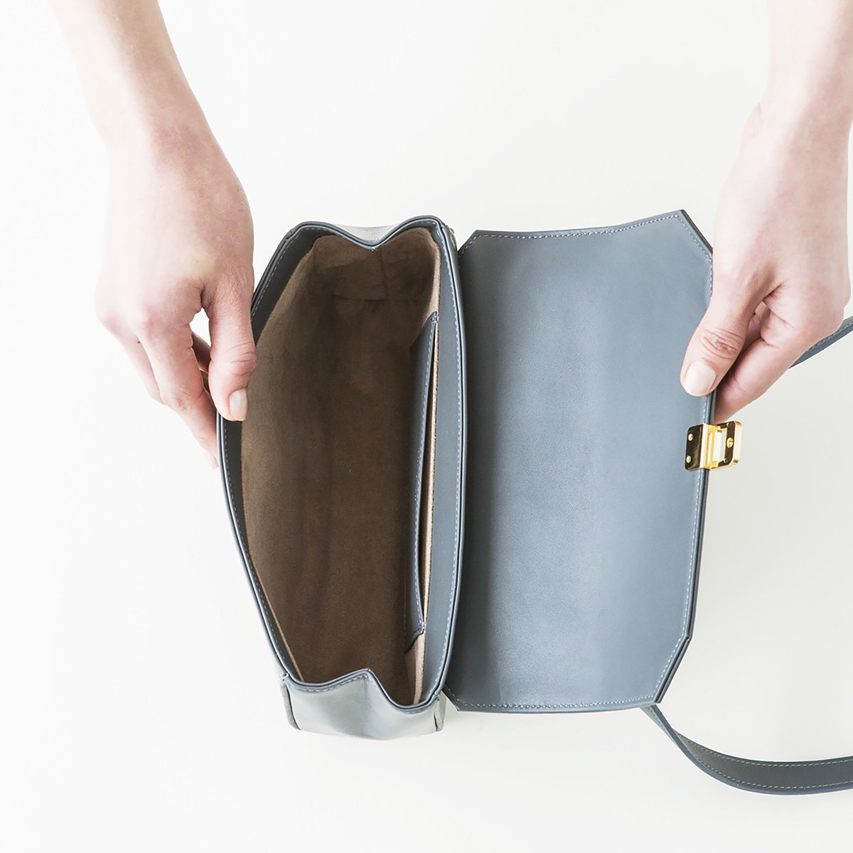 SMOOTH COW / FLAP SHOULDER (GRAY) | THE PITH