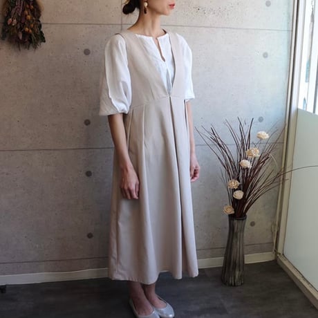 くるみボタンがアクセント！後ろ姿が綺麗なコットンリネンワンピース／前後2wayタックリネンジャンパースカート／クリームベージュ