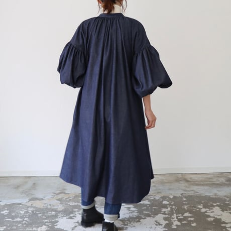 岡山児島デニムシャツワンピース／くったり柔らか8オンスデニムのボリュームいっぱいギャザーワンピース／インディゴ