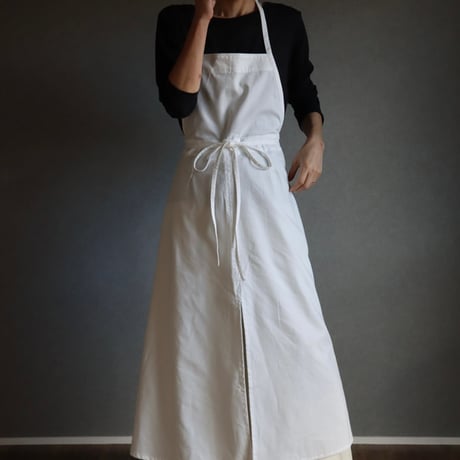 岡山児島デニムで魅せる、前スリット美シルエット6オンスソフトデニムエプロンドレス／エプロンワンピース／オフホワイト