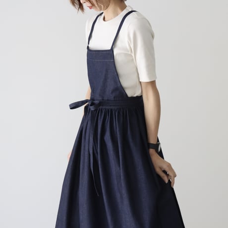 岡山児島デニムで仕立てた、ギャザーたっぷりエプロン／ライトオンスソフトデニムエプロンドレス／エプロンワンピース／インディゴ
