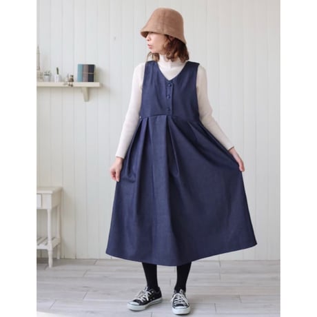 くるみボタンをあしらった岡山児島デニムワンピース／8オンスくたりソフトデニムジャンパースカート／インディゴ