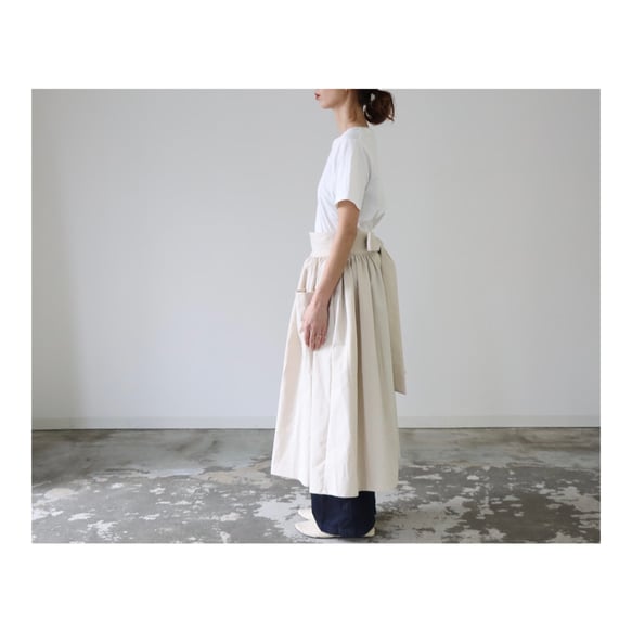 リネンギャザーカフェエプロン／おうち時間もお洒落に過ごすコットン