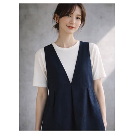 くるみボタンがアクセント！後ろ姿が綺麗なコットンリネンワンピース／前後2wayタックリネンジャンパースカート／ネイビー