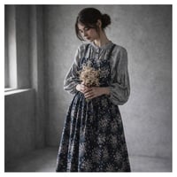 【リネンエプロン】周りと差のつく！そのままお出かけ花柄コットンリネンギャザーエプロン／バイオレット×ネイビー
