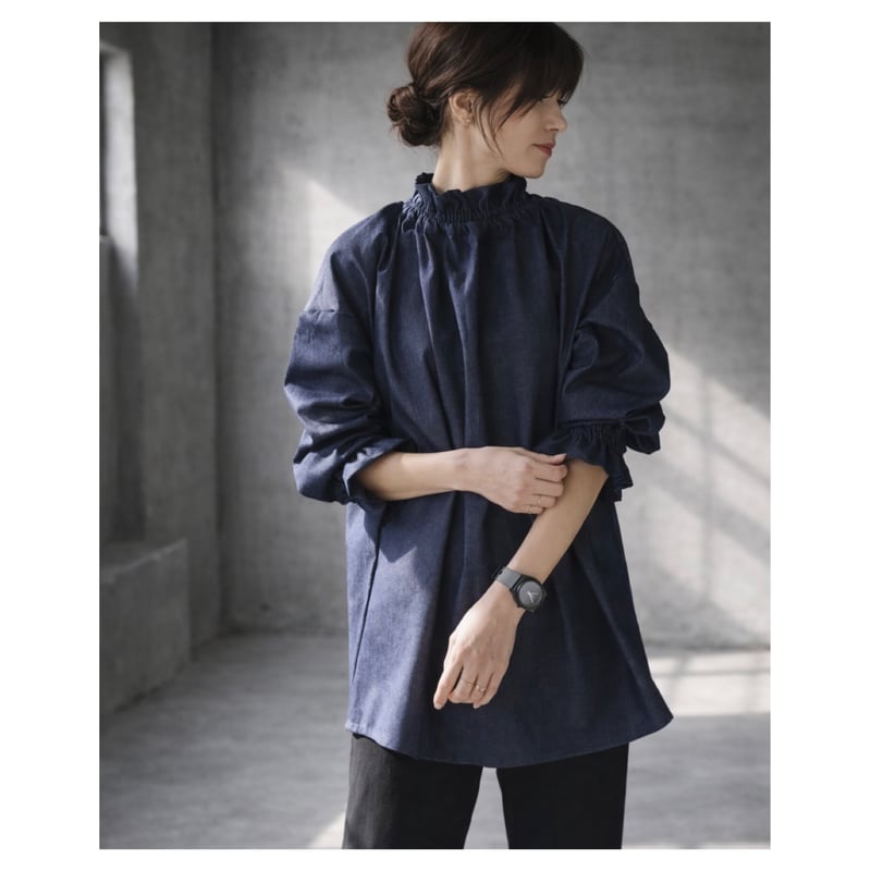 岡山県児島デニムで魅せる、フリルネックキャンディスリープブラウス