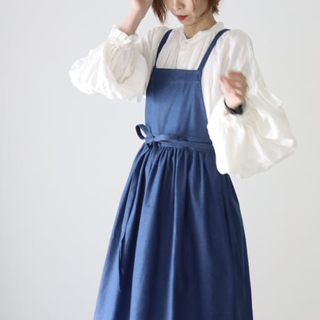 岡山児島デニムで仕立てた、ギャザーたっぷりエプロン／ライトオンスソフトデニムエプロンドレス／エプロンワンピース／ブルー