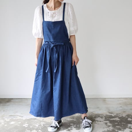岡山児島産9オンススーパーストレッチデニムで仕立てた、ギャザーたっぷりエプロン／デニムエプロンドレス／ブルー