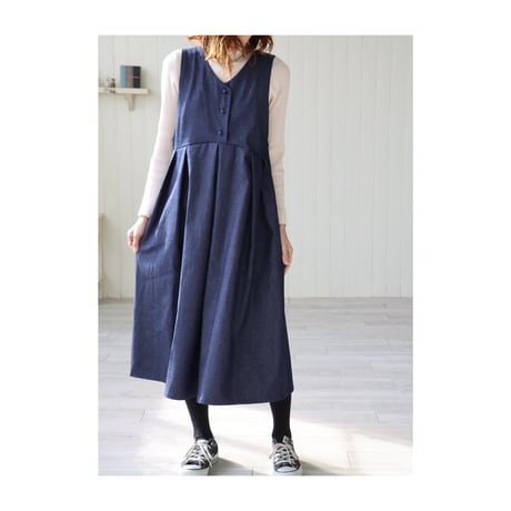 くるみボタンをあしらった岡山児島デニムワンピース／8オンスくたりソフトデニムジャンパースカート／インディゴ
