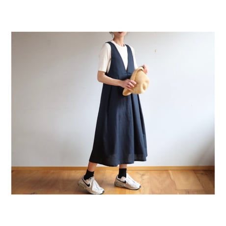 くるみボタンがアクセント！後ろ姿が綺麗なコットンリネンワンピース／前後2wayタックリネンジャンパースカート／ネイビー