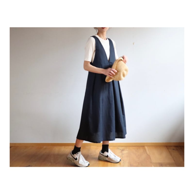 くるみボタンがアクセント！後ろ姿が綺麗なコットンリネンワンピース