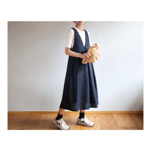 くるみボタンがアクセント！後ろ姿が綺麗なコットンリネンワンピース