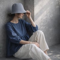 児島デニム極薄3.5オンスふわふわデニムで魅せる、ギャザーたっぷりパックリボントップス／ブルー
