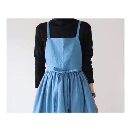 そのままお出かけリネンギャザーエプロン／コットンリネンエプロン／くすみパステルカラーのヴィンテージブルー